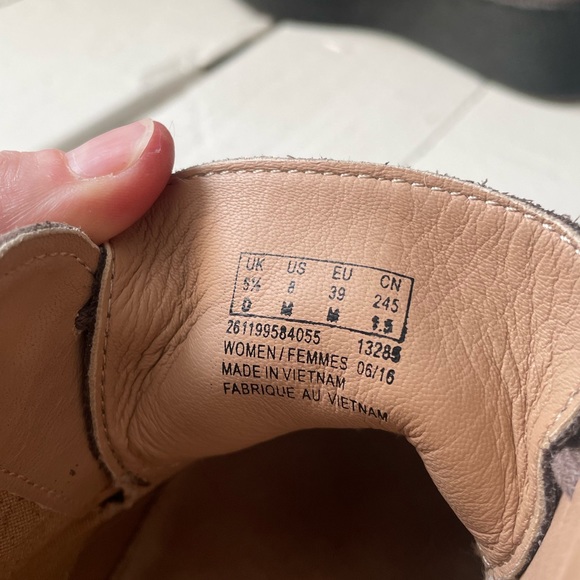 Clarks size 8 women’s desert booties - Picture 3 of 8